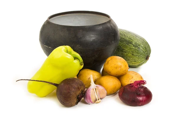 鋳鉄の鍋と白い背景に分離されたジャガイモ — ストック写真