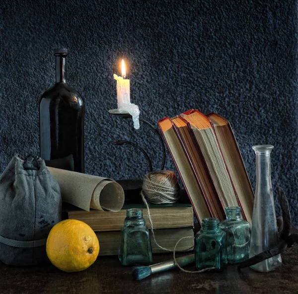 经典的静物与蜡烛 书籍和一瓶酒 — 图库照片