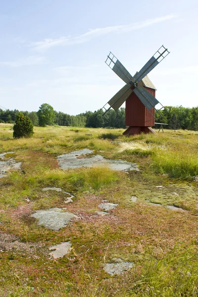 Krajina s větrným mlýnem — Stock fotografie