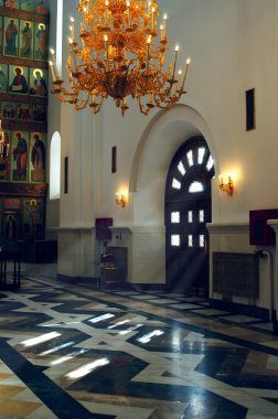 Kilise deliklerden ışık nüfuz