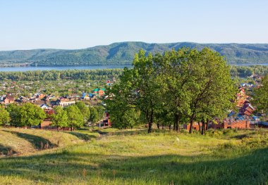 nehir, Dağları ve ağaçları ile peyzaj