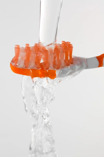 L'eau coule vers la brosse à dents — Photo