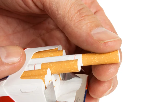 Trekken een sigaret van de verpakking — Stockfoto