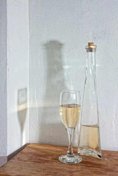 Üveg, és egy pohár száraz bor — Stock Fotó