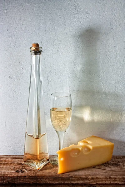 ボトルと辛口のワインの背景の壁にガラス — ストック写真