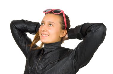 chica joven y bella con gafas de sol