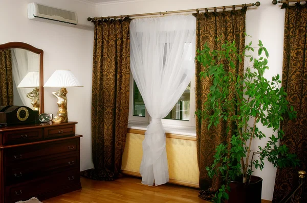 Interior con cortinas en las ventanas — Foto de Stock