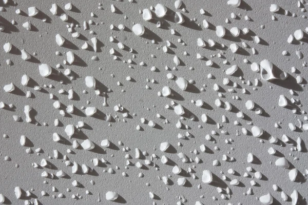 Witte muur spattered met druppels — Stockfoto