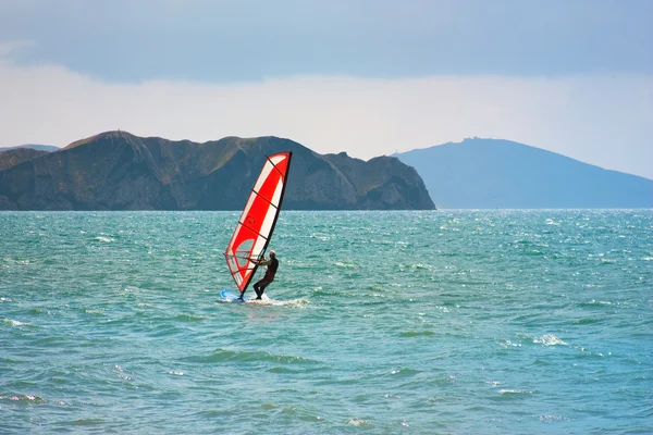 Esqui windsurf nas ondas do oceano — Fotografia de Stock