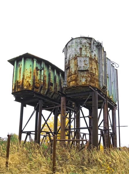 두 개의 녹슨 오래 된 산업 배럴 — 스톡 사진