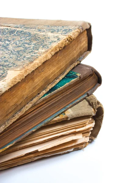 O carte veche cu o foaie sfărâmată — Fotografie, imagine de stoc
