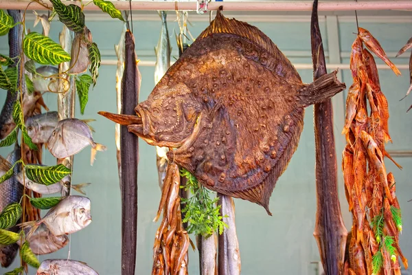 烟熏和晒干的海鱼 — 图库照片