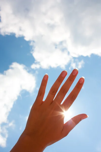 La mano della donna contro il cielo — Foto Stock