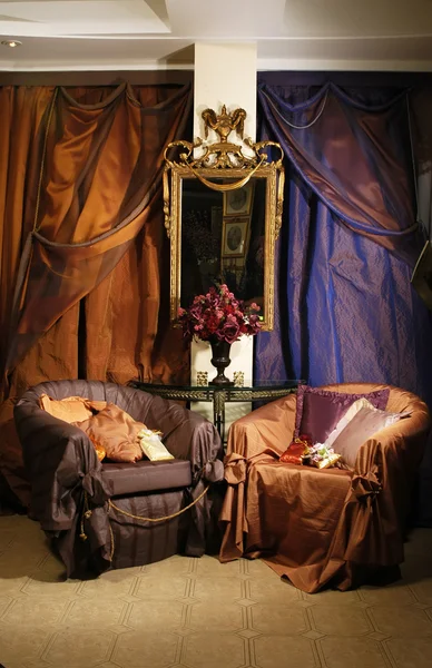 Interior de una habitación con sillas y cortinas —  Fotos de Stock