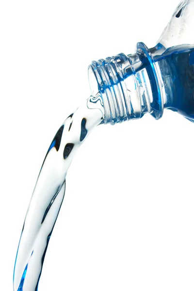 Płynie strumień wody z butelki — Zdjęcie stockowe