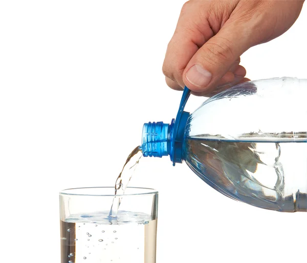 瓶からコップに水を入れる — ストック写真