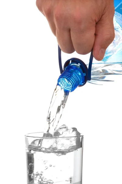 Despeje água de uma garrafa em um copo — Fotografia de Stock