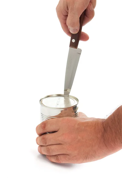 Abrir uma lata de metal com uma faca — Fotografia de Stock