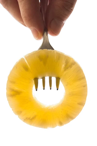 Anel de abacaxi em um garfo — Fotografia de Stock