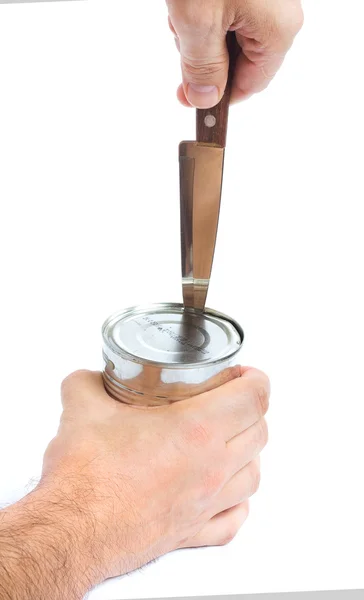 Abrir uma lata de metal com uma faca — Fotografia de Stock