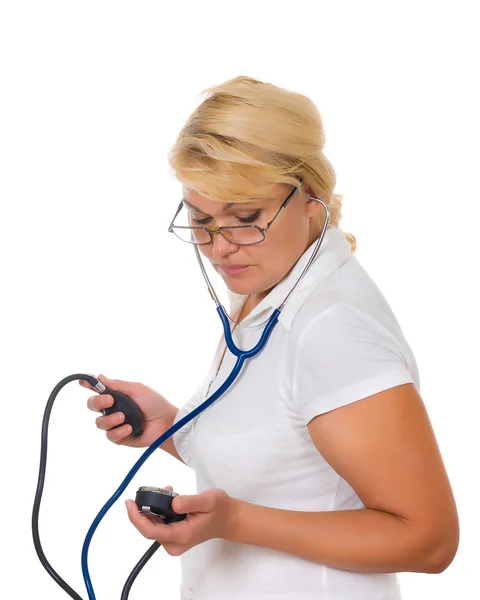 Médico mede a pressão arterial — Fotografia de Stock