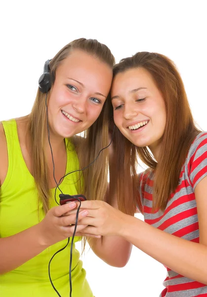 2 人の女の子が音楽を聴く — ストック写真