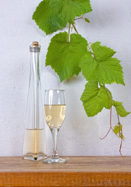 Flasche und ein Glas trockener Wein — Stockfoto