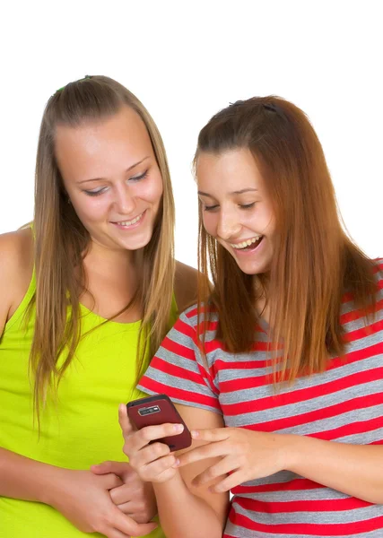 Dos chicas leen mensajes por teléfono — Foto de Stock
