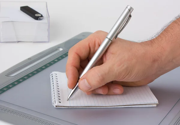 Écrire avec un stylo dans un carnet — Photo