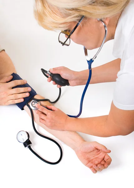 Doctor, mide la presión arterial. — Foto de Stock