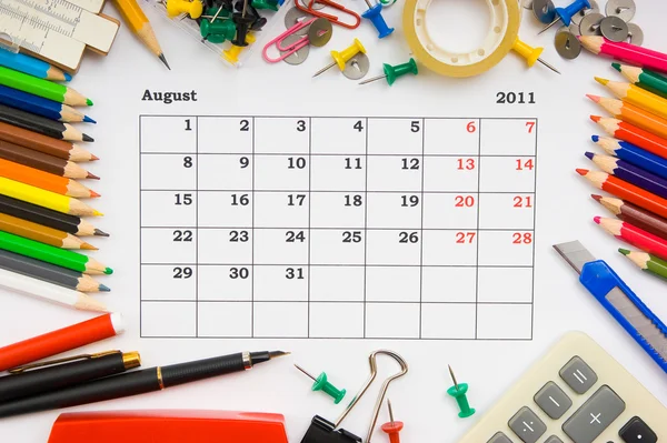 Μηνιαίο ημερολόγιο με γραφείο και γραφικής ύλης για το 2011 — Φωτογραφία Αρχείου