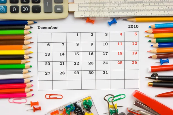 Ежемесячный календарь с канцелярскими принадлежностями на декабрь 2010 года — стоковое фото