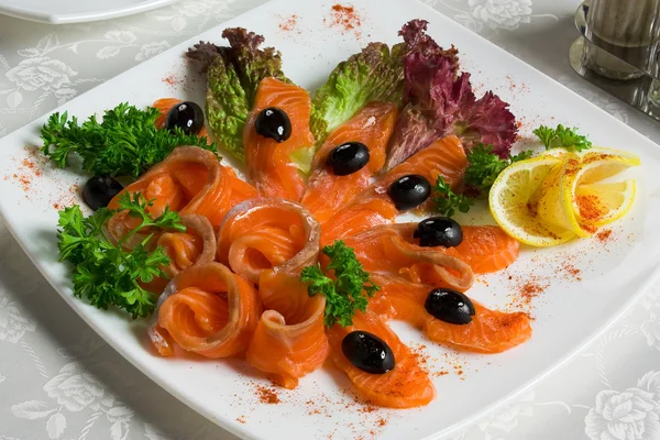 Соленый лосось, нарезанный на тарелке — стоковое фото
