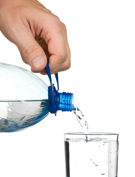 Versare acqua da una bottiglia in un bicchiere — Foto Stock