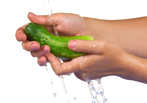 Salatalık yıkama elinde — Stok fotoğraf
