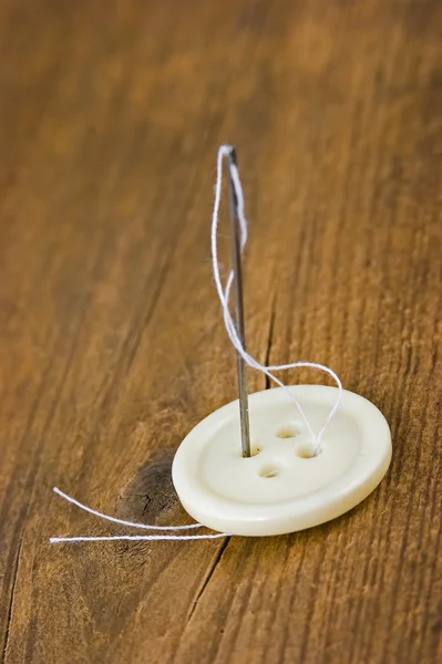 Knoppen met naald en draad — Stockfoto