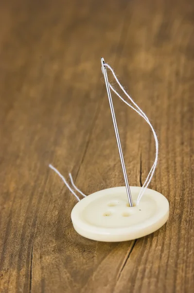 Knappar med nål och tråd — Stockfoto