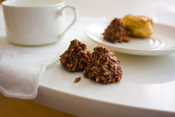 Chocolade snoep met noten en thee — Stockfoto