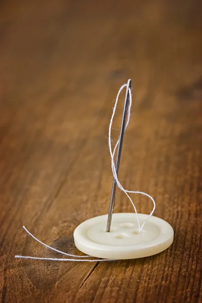 Knappar med nål och tråd — Stockfoto