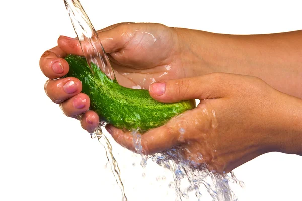 Umyj ogórka w rękach — Zdjęcie stockowe