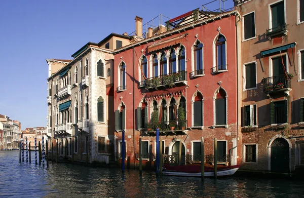 Byggnader längs Venedigkanalerna — Stockfoto