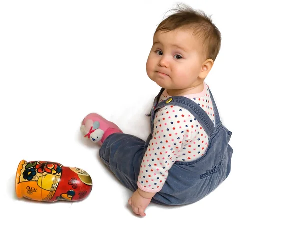 Ledsen baby boy och matreshka leksak — Stockfoto