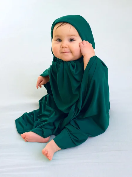 Boldog baba lány zöld muszlim ruhában — Stock Fotó