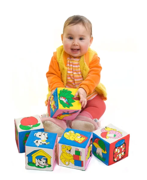 Дитяча дівчинка грається з кольоровими блоками — стокове фото
