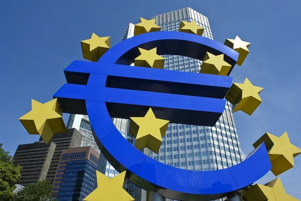 Symbole euro devant le bâtiment de la BCE — Photo