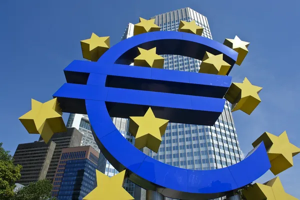 Az EKB-épület előtt eurószimbólum Stock Kép
