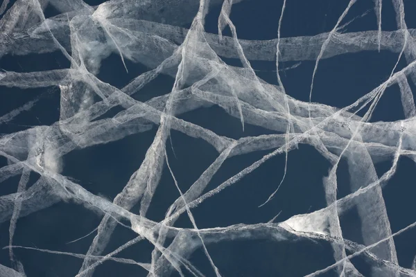 Teia de aranha de trincas de tensão no gelo — Fotografia de Stock