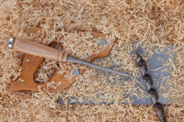 Strużyny, zrębki drzewne i narzędzia do obróbki drewna — Zdjęcie stockowe