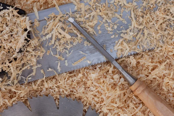 Деревянные стружки и деревообрабатывающие инструменты — стоковое фото