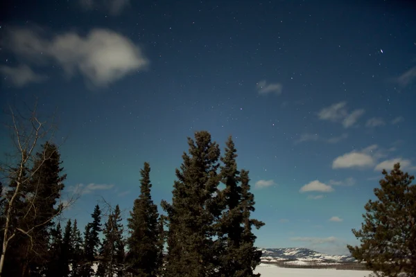 月亮光和微弱的北极光 — 图库照片